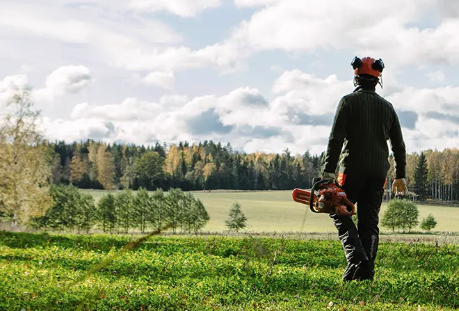 Výkonná sila pre jesennú prípravu! To sú píly Husqvarna.
